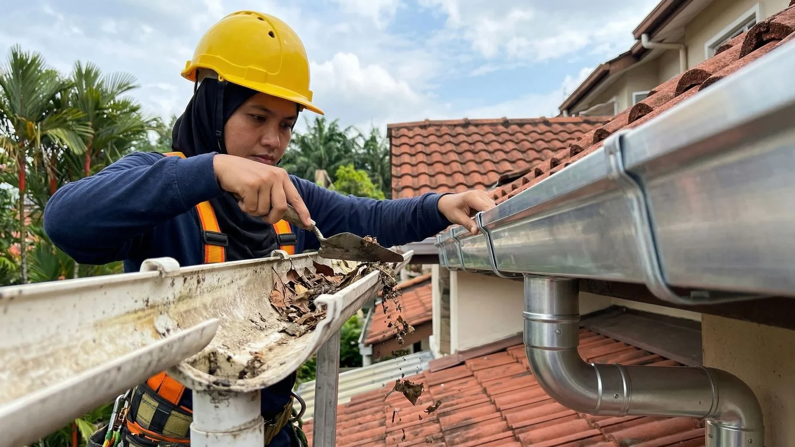 Comparison of gutter cleaning and full gutter replacement on a Klang Valley home